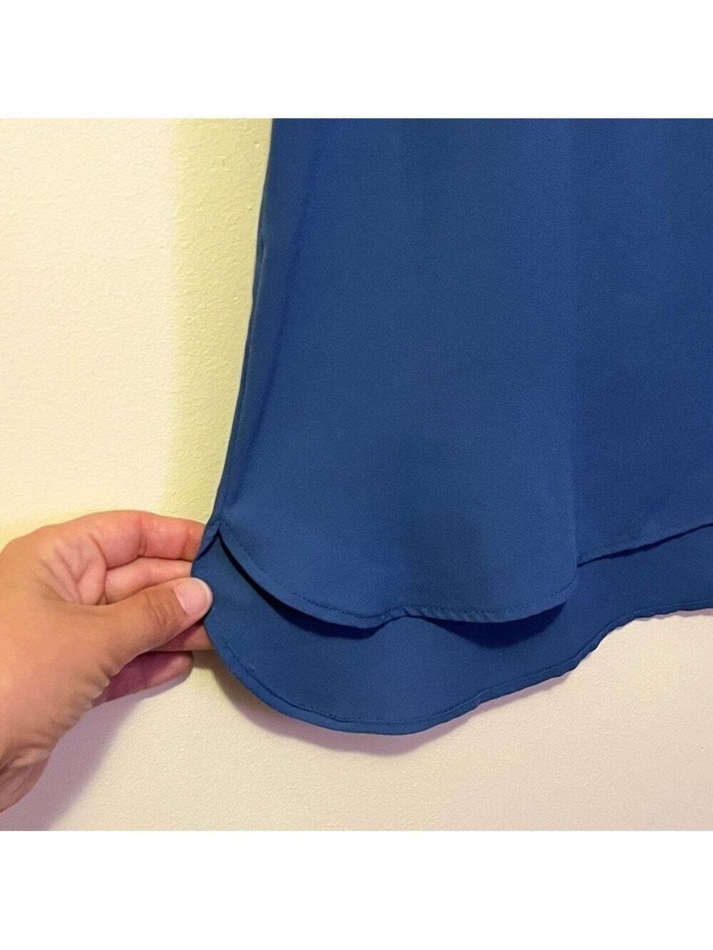Vince Camuto Blue Sleeveless Blouse Size Large Classic Elegance Chic Flowy Sheer - Picture 4 of 6